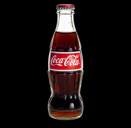 Bouteille de Coca-Cola en verre sur fond noir